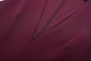 Détail de la robe col en V rouge vin avec tissu sergé et fermeture éclair assortie