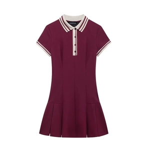 Détail de la robe polo bordeaux avec col blanc contrasté et ourlet plissé