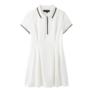 Détail de robe polo blanche avec passepoil marron contrasté sur le col et la patte