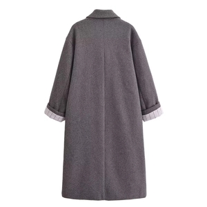 Vista posteriore del cappotto lungo in lana grigio scuro con fodera a righe e taglio H