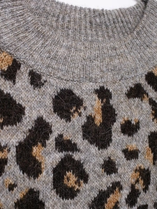 Nahaufnahme des Strick-Cardigans mit Leopardenmuster, Rundhalsausschnitt und Textur