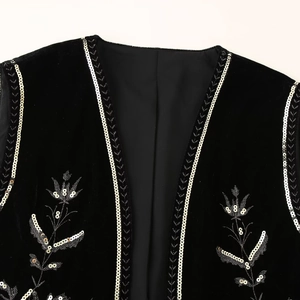 Gilet en velours noir pour femme avec élégante broderie de paillettes argentées et fleurs