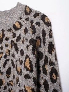Detailaufnahme von Leoparden-Jacquard-Strick mit geripptem Rundhals und weicher Textur