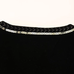 Gilet en velours noir pour femme avec sequins argentés et broderie en forme de V