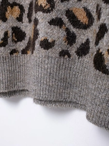 Detailansicht des Leopardenmusters aus Strick mit flauschiger Textur und Rippsaum