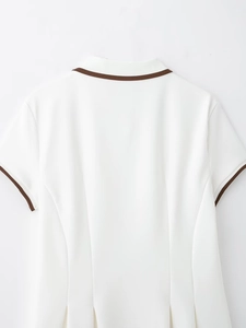 Vue détaillée du dos d'une robe plissée blanche avec rayures contrastées marron au col