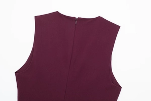 Détail de l'encolure dos d'une robe bordeaux avec fermeture éclair invisible de qualité