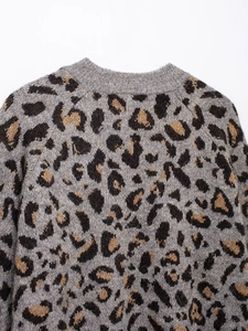 Detail der hochwertigen Leoparden-Strickstruktur an Halsausschnitt und Schulterbereich