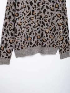 Detailansicht der Leopard-Jacquard-Strickstruktur und Rippbündchen an einem Winter-Cardigan
