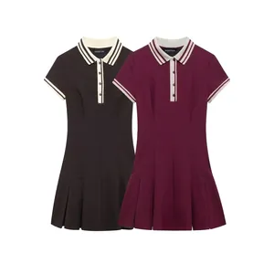 Robe polo plissée élégante à manches courtes avec côtes contrastées en noir et bordeaux