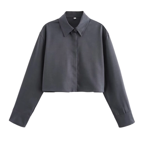 Dettaglio del colletto di una camicia corta grigio antracite con etichetta S e tessuto liscio