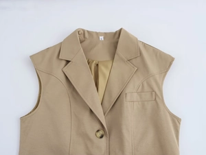 Dettaglio gilet blazer senza maniche color kaki con rever classico e chiusura a bottone