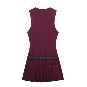Robe sans manches bordeaux avec jupe plissée et ceinture noire vue de l'arrière du vêtement