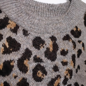 Damen Strickjacke mit Leopardenmuster, geripptem Rundhalsausschnitt und grauer Flauschstruktur