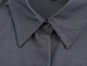 Vista dettagliata del colletto di camicia grigio scuro con trama twill e cuciture rifinite