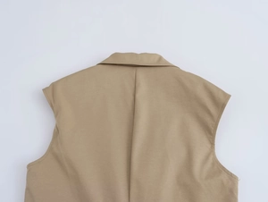Dettaglio del retro del colletto e delle spalle di un gilet da ufficio kaki senza maniche