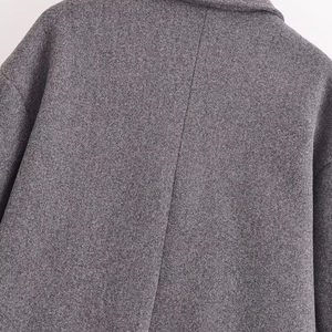 Dettaglio posteriore di un cappotto lungo in lana grigia con tessuto spesso strutturato