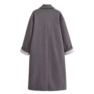 Cappotto lungo da donna grigio scuro in lana con abbottonatura a doppiopetto e fodera a righe