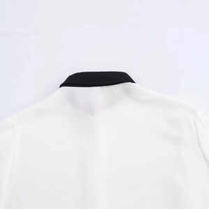 Camicia bianca da donna a maniche lunghe con dettaglio scollo a contrasto nero