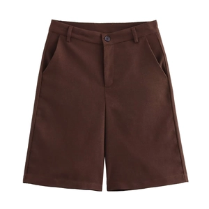 Vista dettagliata dei pantaloncini marrone scuro a vita alta con tasche laterali