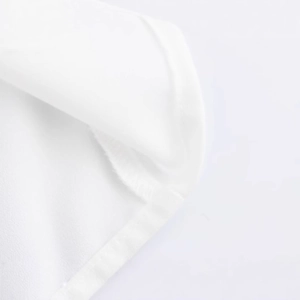 Dettaglio ravvicinato di una camicia bianca a maniche lunghe con cuciture piatte di qualità