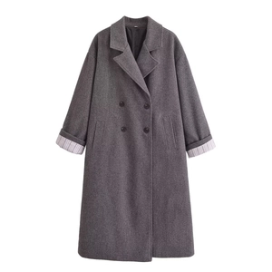 Cappotto lungo da donna grigio scuro in lana con bottoni doppiopetto e polsini a righe