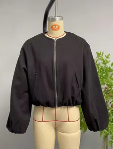 Détail d'un blouson aviateur noir court avec fermeture éclair argentée et bord élastique