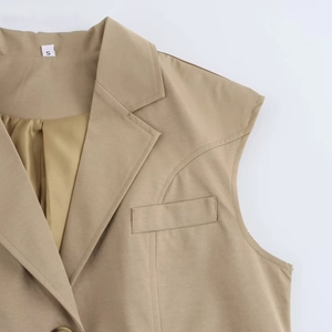 Gilet da donna color kaki con colletto a rever e fodera in raso di alta qualità