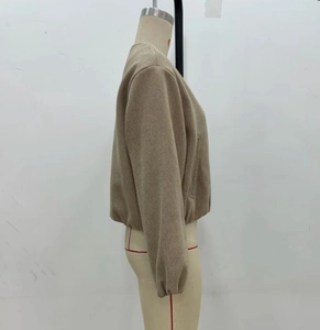 Vue latérale d'un blouson aviateur court beige avec poignets élastiques sur mannequin