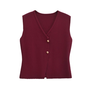 Détail du gilet en tricot bordeaux avec col en V et boutons métalliques dorés décoratifs