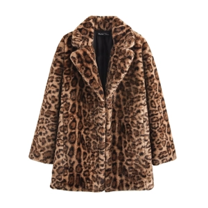 Détail du manteau en fausse fourrure léopard montrant la texture, les revers et la doublure