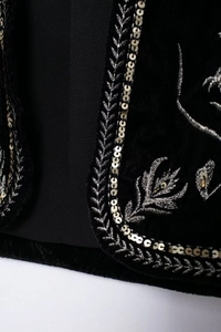 Macro di ricami in argento e paillettes su tessuto di gilet in velluto nero