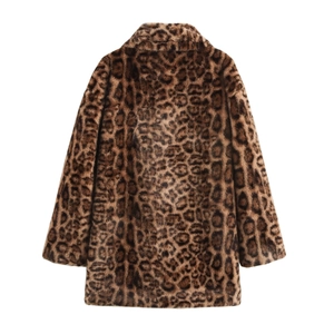 Détail montrant la texture dense de l'imprimé léopard au dos du manteau en fourrure