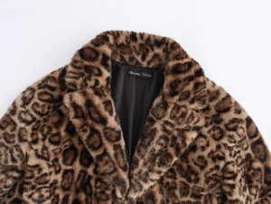 Gros plan sur un manteau en fausse fourrure léopard avec texture dense et col à revers