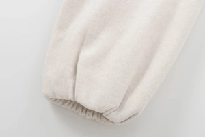 Vue détaillée du tissu polaire beige doux et du poignet élastique sur la veste aviateur