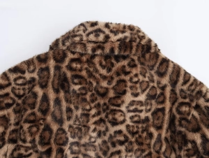 Vue macro montrant la texture douce et le motif léopard riche du col en fausse fourrure