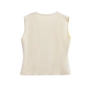 Vue arrière détaillée d'un gilet en maille sans manches crème minimaliste à col rond classique