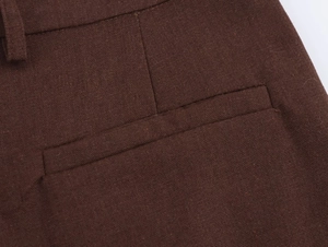 Vista macro di cuciture di alta qualità e tasca a filetto su pantaloni marroni