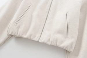 Détails macro du tissu polaire doux et de la fermeture éclair métallique du blouson aviateur