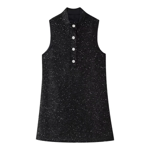 Détail d'une robe noire sans manches à paillettes avec boutons en strass et col montant