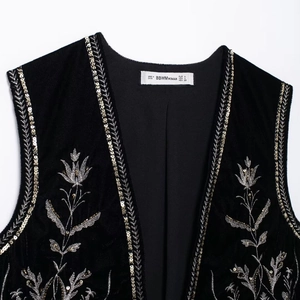 Gilet da donna in velluto nero con ricami floreali in oro e argento per l'autunno 2024