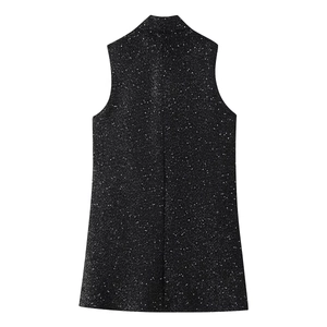 Détail d'une mini robe noire sans manches avec paillettes argentées et col montant élégant