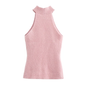 Dettaglio del top rosa in maglia a lupetto con morbida trama in finto mohair e lavorazione
