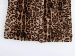 Gros plan sur un tissu en fausse fourrure épaisse avec motif léopard classique marron et noir