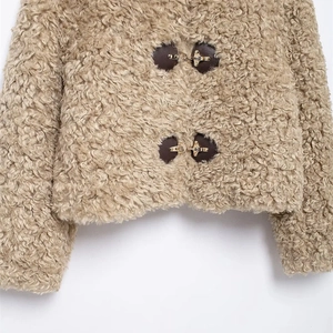 Elegante giacca in pelliccia sintetica beige con fibbie metalliche e dettagli in pelle