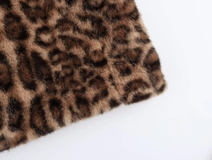 Gros plan sur la fourrure synthétique à imprimé léopard avec texture brune et noire