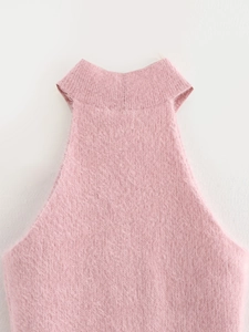 Dettaglio del top all'americana in maglia pelosa rosa con elegante collo alto a coste