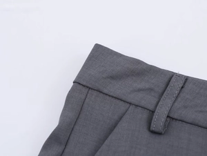 Dettaglio della vita alta dei pantaloncini con cuciture pulite e tessuto grigio di alta qualità