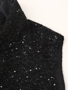 Détail du tissu en tweed noir avec des paillettes argentées et une doublure intérieure lisse