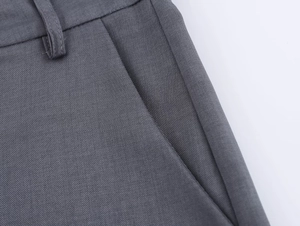 Dettaglio ravvicinato di pantaloncini a vita alta grigio scuro con passanti e tasche